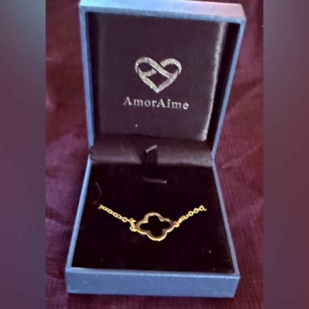 AmorAime Clover Necklace Gold Tone w/ Box & Shine Cloth Like New